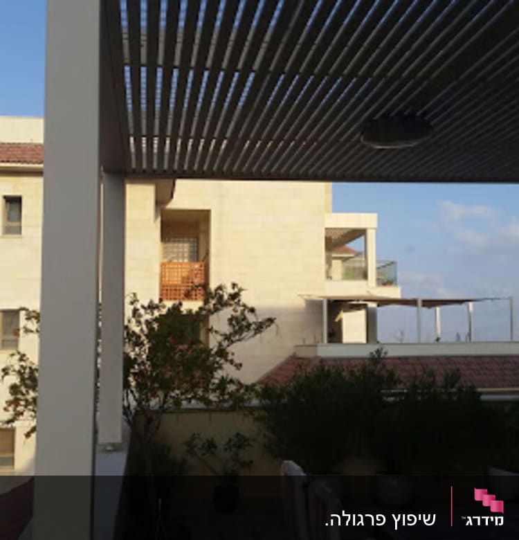 פרגולה מעץ עם צמחים ועציצים על מרפסת